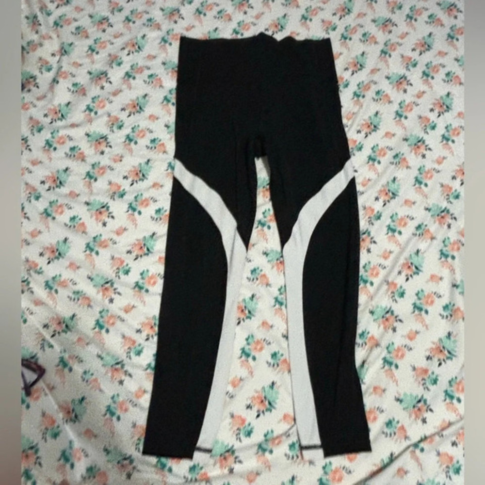 Athleta salutation stash 7/8 legging medium